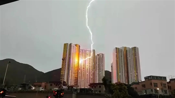 香港高楼同一住户1秒被雷劈3次 网友拍下震撼一幕
