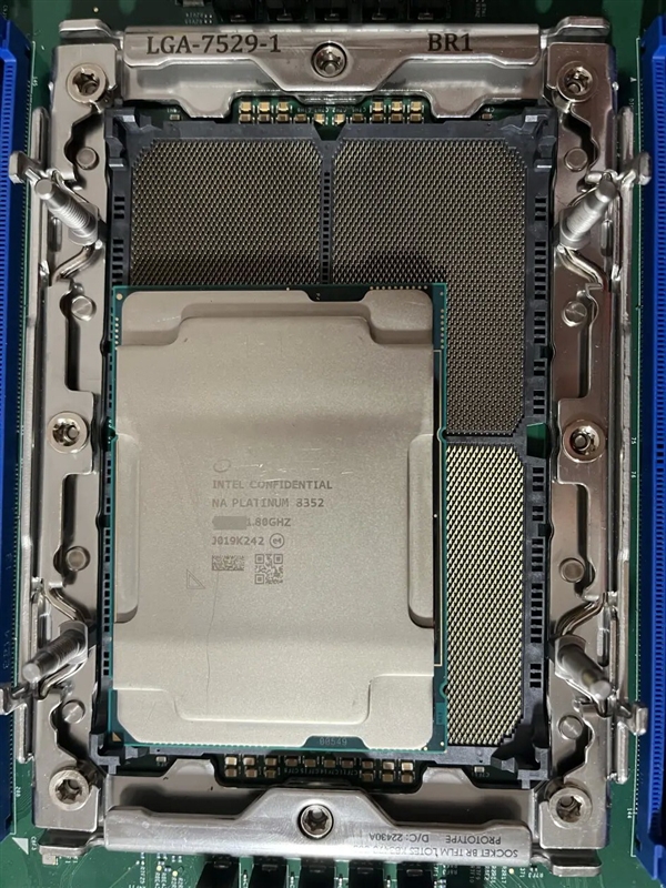 132大核、512小核?Intel LGA7529巨型接口新至强主板清晰曝光