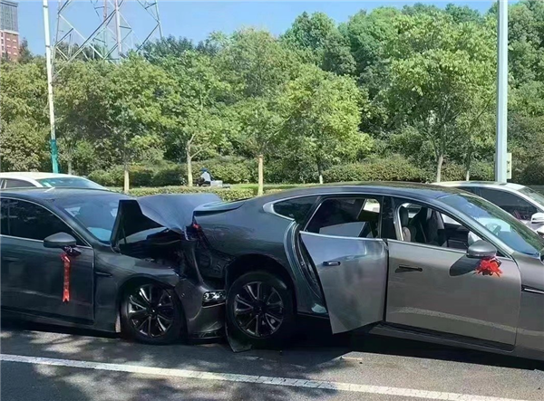 传小鹏P7接亲车队开辅助驾驶连环追尾 小鹏回应：拿普通事故抹黑