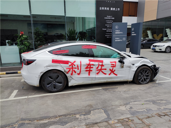 特斯拉中国召回超110万辆车 车顶维权女车主：不能服众