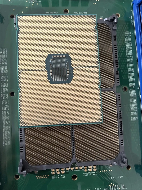 132大核、512小核?Intel LGA7529巨型接口新至强主板清晰曝光