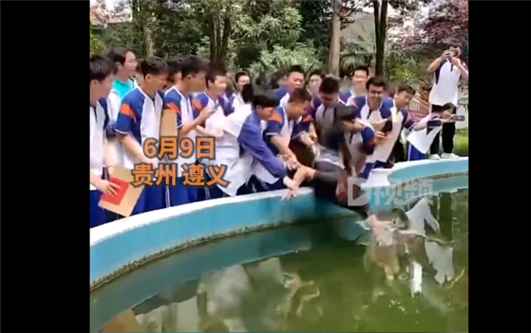 高考结束后全班把老师扔进水池寓意“集体上岸” 家长：报答老师情谊