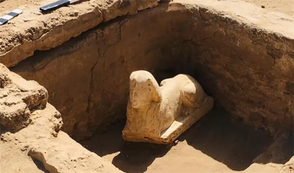 埃及出土古罗马时期笑脸迷你版狮身人面像:脸颊还有酒窝