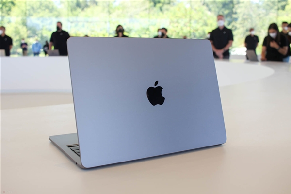 苹果新款MacBook Air来了:15.5英寸大屏幕前所未有