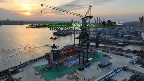 中国铁建R8000-320型塔机首吊完成：最大起重量320吨