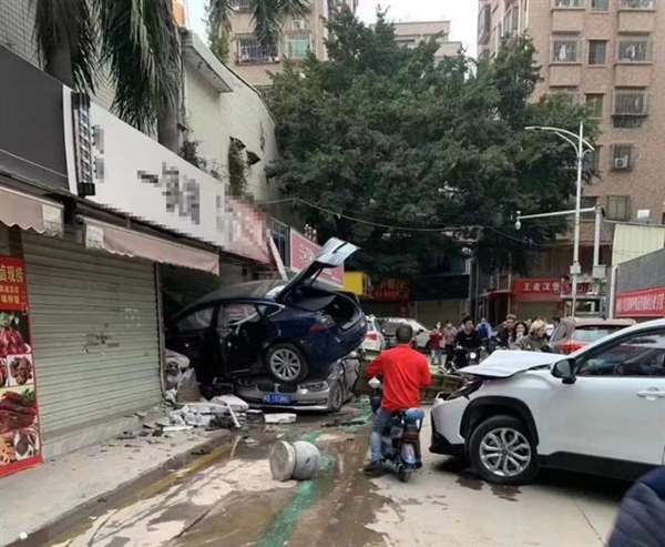 单踏板模式害死人?广东一特斯拉疑失控连撞多车冲毁店门 两人受伤现场惨