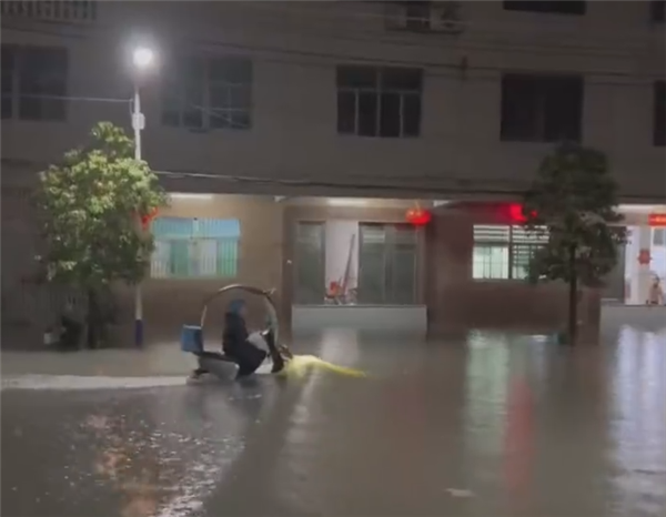 广东暴雨积水成河：有人屋内钓鱼 有人