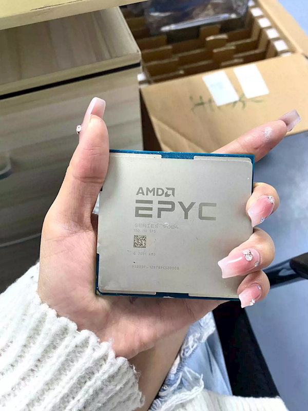 1254MB暴力缓存！AMD 96核心超级旗舰霄龙9684X实物首曝