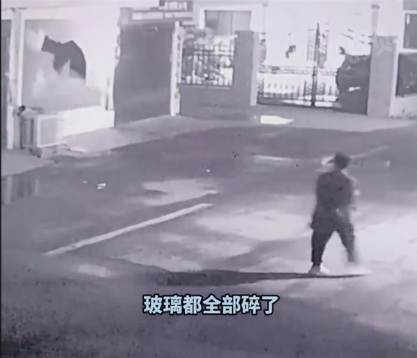 男孩用手电照商铺玻璃 下一秒碎裂:网友发现了真相