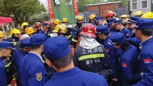 小伙戒指卡手遇130名消防员演训:正好现场教学 科普一定不能硬拽