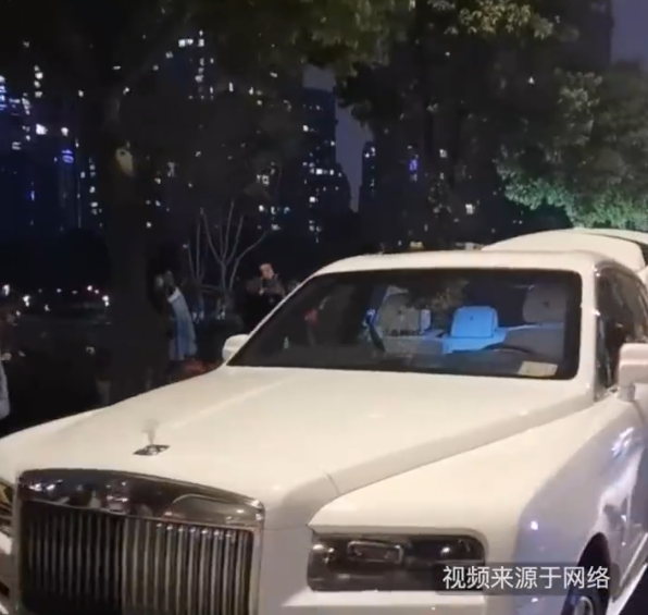 好利来创始人之子回应开劳斯莱斯摆摊:没想博眼球
