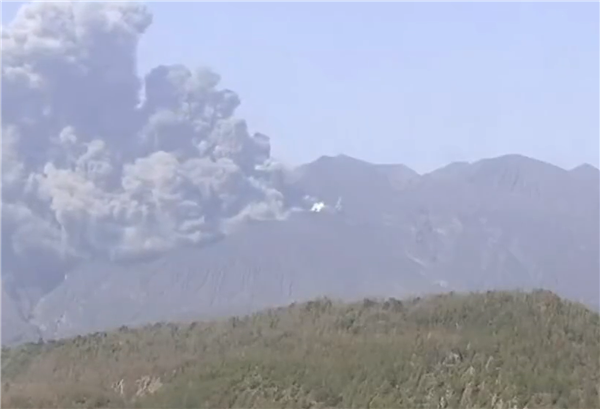时隔近5年 日本樱岛昭和火山口再喷发：火山灰蹿出千米高