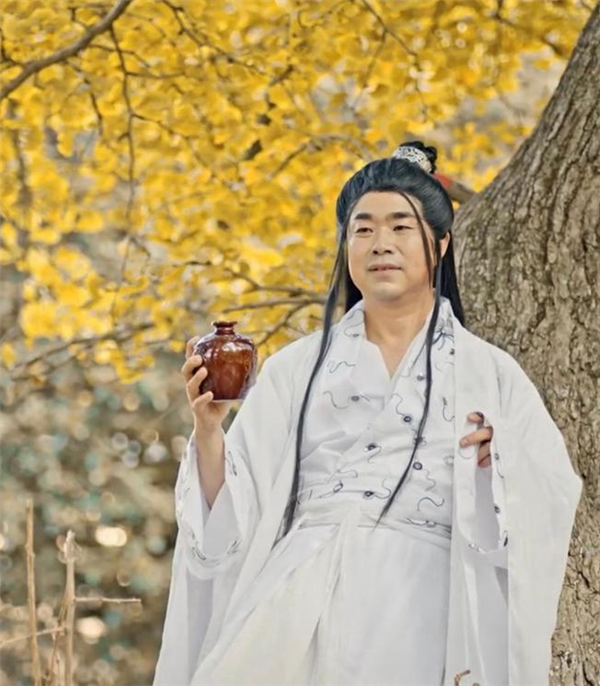 “挖呀挖”黄老师开始转型:素颜遭吐槽 “丑”局长解围