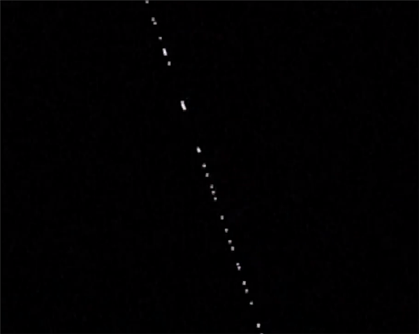 壮观!马斯克星链卫星驶过西班牙夜空:宛若空中列车