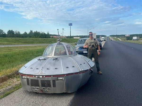 美国交警拦下“UFO”与其合影：并开了一张罚单