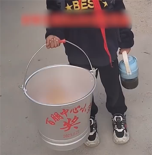男孩考双百分被奖励一只桶:寓意人生的第一桶金