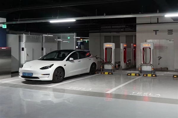 真不用羡慕油车了!特斯了V4超级充电桩落地:最高功率350kW