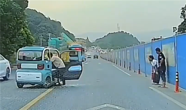 满载四人老头乐突然失控撞车：一男一女直接被甩出