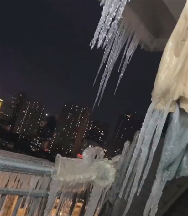看看冻雨的可怕威力！武汉一居民家阳台成“冰雪世界”：这里还要下