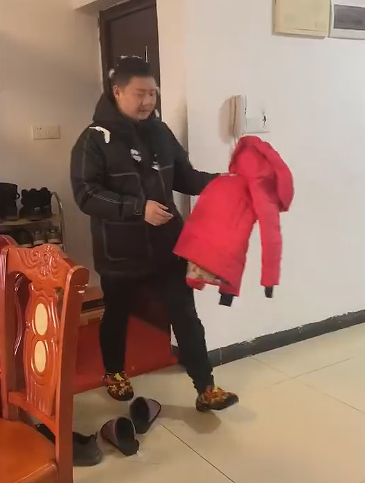耗时185天 男子从养鹅开始给老婆做羽绒服：网友赞千金难买