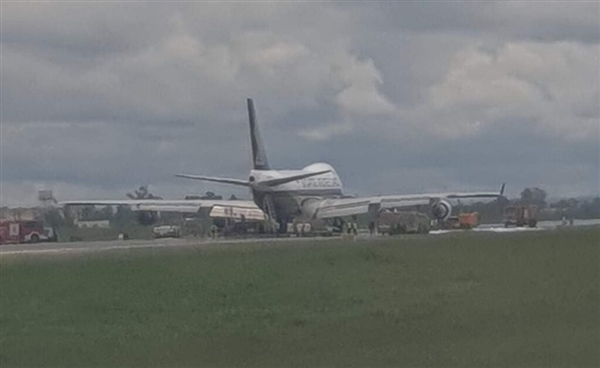 波音747货机起飞时尴尬了:16条轮胎爆了11条