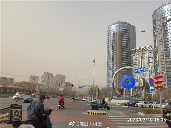 沙尘天气席卷北京!天空出现蓝色太阳:火星同款