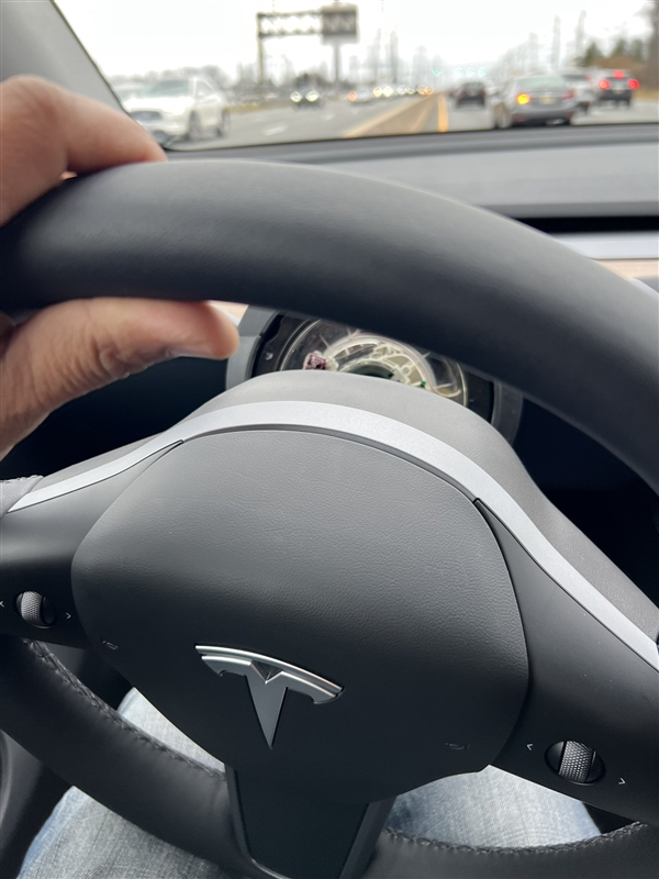 提车1周 一特斯拉高速上行驶时方向盘脱落：维修时还被收费