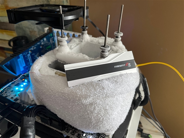 DDR5内存之疯狂:频率突破11.2GHz!延迟惨不忍睹