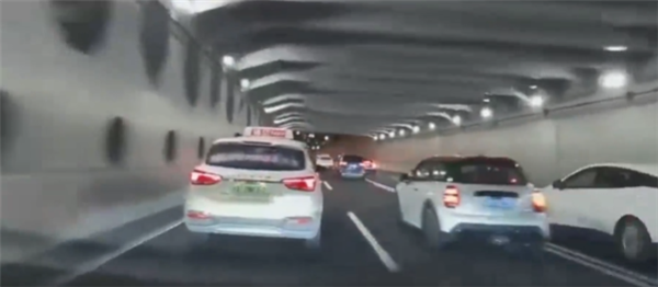狂飙150km/h还实线变道!4人开特斯拉、捷豹在上海市区飙车被抓