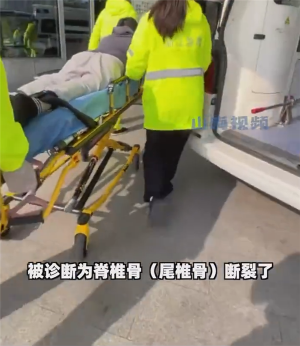 爸爸辅导女儿作业被气晕 摔断尾椎骨：住院不想回家