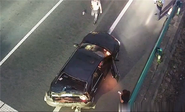 小车任性变道停高速路中间被货车追尾：屁股塌了还要负全责