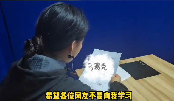 太危险!女子驾驶保时捷玩具车上机动车道吓坏路人:自称为了好玩