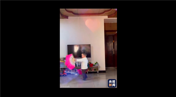 被人类幼崽萌化的瞬间:画面实在太可爱!祝愿大家六一快乐