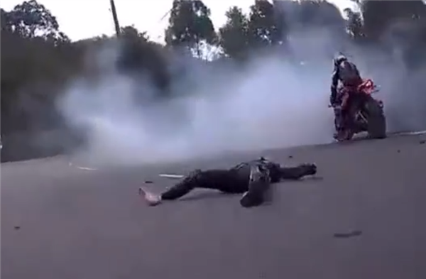 管好右手 摩托车弯道狂飙超车撞上护栏：骑手生死未卜