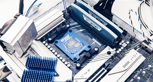 锐龙7 7800X3D开盖“果奔”:60秒后 惨烈一幕出现