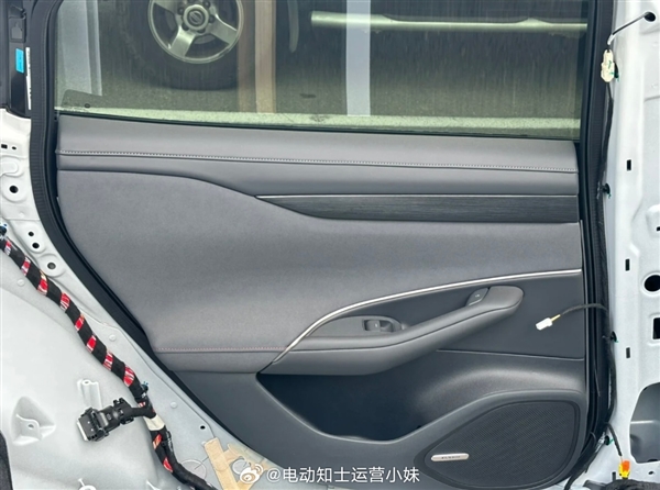小米汽车首车白车身曝光：门板内侧设计很像特斯拉