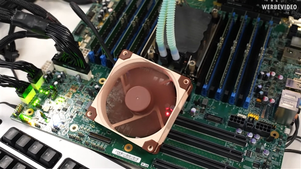 Intel 56核心发烧U跑分逼近AMD 64核心:峰值功耗1100W!