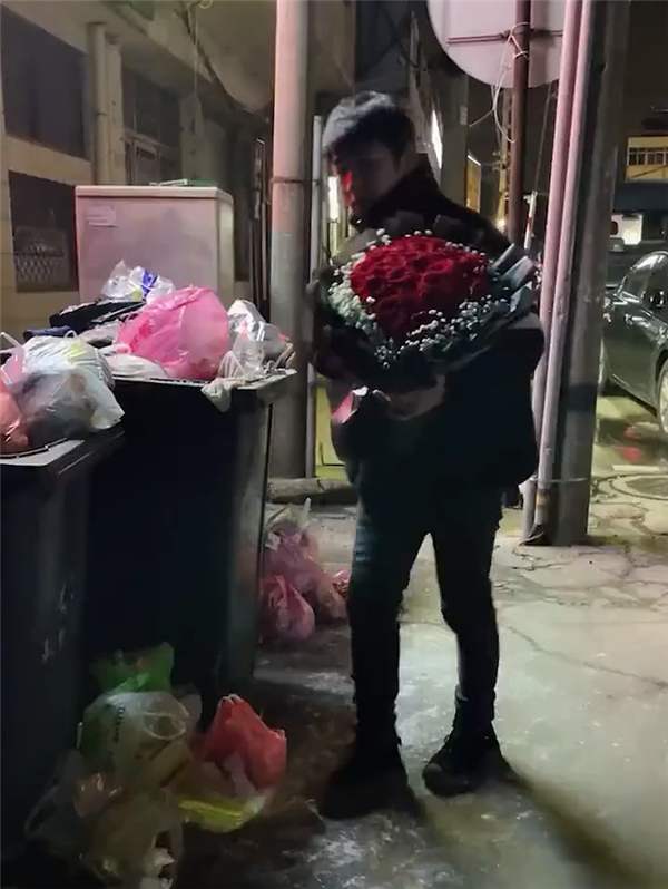 男子垃圾桶旁捡玫瑰送妻子 网友佩服:都是过日子的人