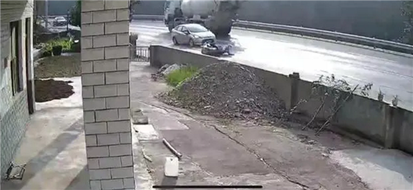 女子骑摩托车遇沉降路段摔倒遭碾压身亡 竟担主责引争议:网友吵翻