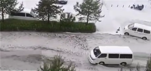 牡丹江海林市遇极端天气:冰雹落地成河 淹没半个车轮