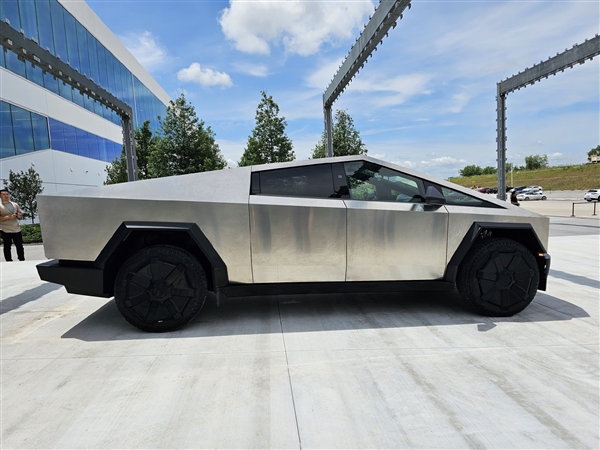 今年一定会量产!特斯拉Cybertruck赛博皮卡实车再曝光:非常拉风