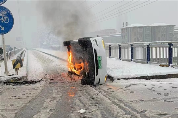 一特斯拉侧翻在雪地：后部燃起熊熊大火