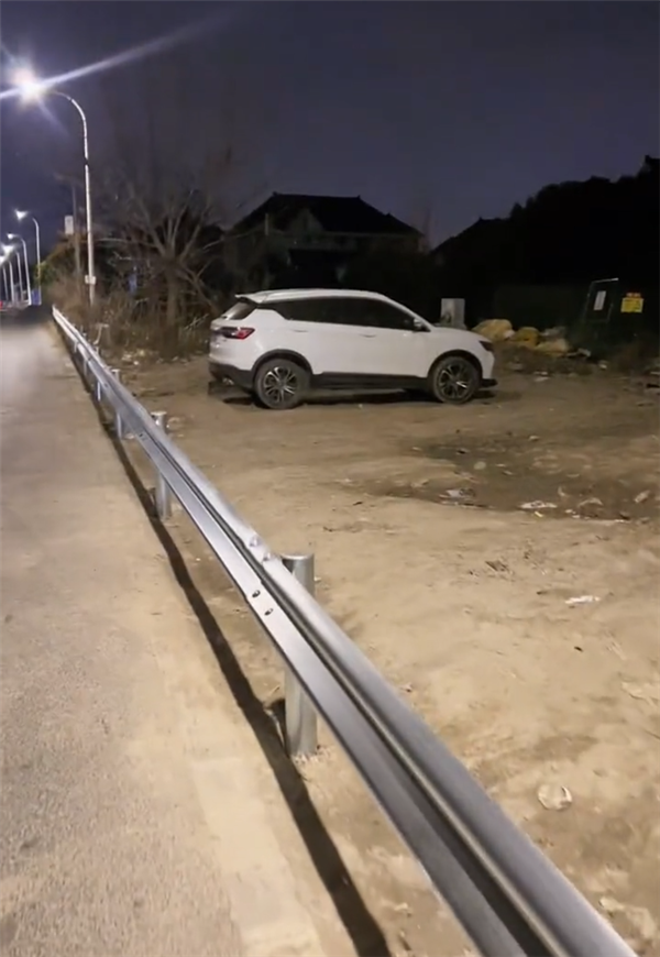 男子车停路边去吃烧烤回来已装护栏 后续:花了大几百终于出来了