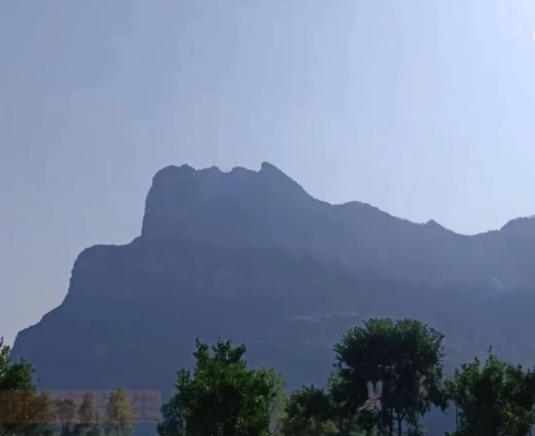 太逼真！重庆一座千米高山酷似男子俊俏侧颜