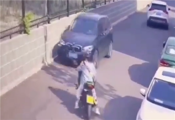 双脚都够不着地 女骑士转弯后遇对向来车:摔了
