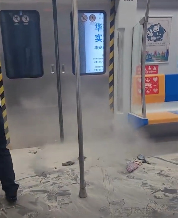 地铁上 女子充电宝突然爆炸！现场烟雾弥漫