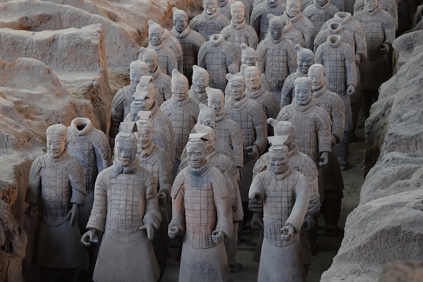 世界第八大奇迹!放假第一天兵马俑游客突破五万人:秦俑打上了保湿抗皱针