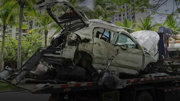 海口一特斯拉撞飞小车致一死一伤 现场视频被撞车360度旋转、有孩子被甩出