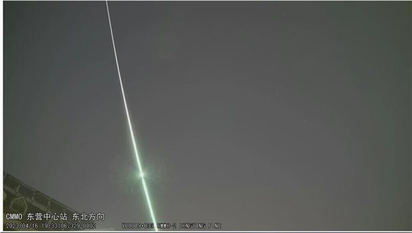 山东多地居民拍到巨大绿色火流星:滞空近10秒