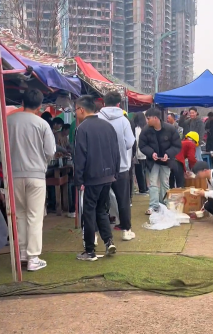 四川大学生组团去工地吃饭:13块随便吃 好吃又实惠